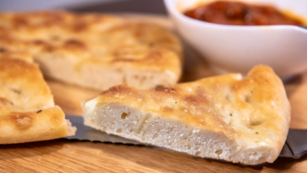 Eine Focaccia Classica mit Rosmarin. Backe eine fluffige Focaccia aus Dinkelmehl ganz einfach selbst – mit dem unvergleichlichen Aroma von frischem Rosmarin. Wie das genau funktioniert, verrate ich dir in meinem Rezept.