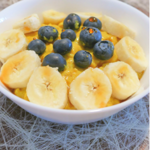 Porridge mit goldener Milch