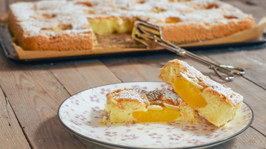 Einfacher Pfirsich-Blechkuchen. Gluten- und Laktosefrei