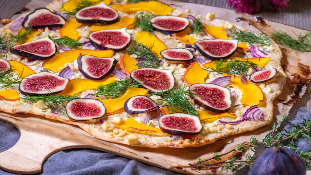 Rezept für Dinkel-Flammkuchen mit Kürbis und Feige