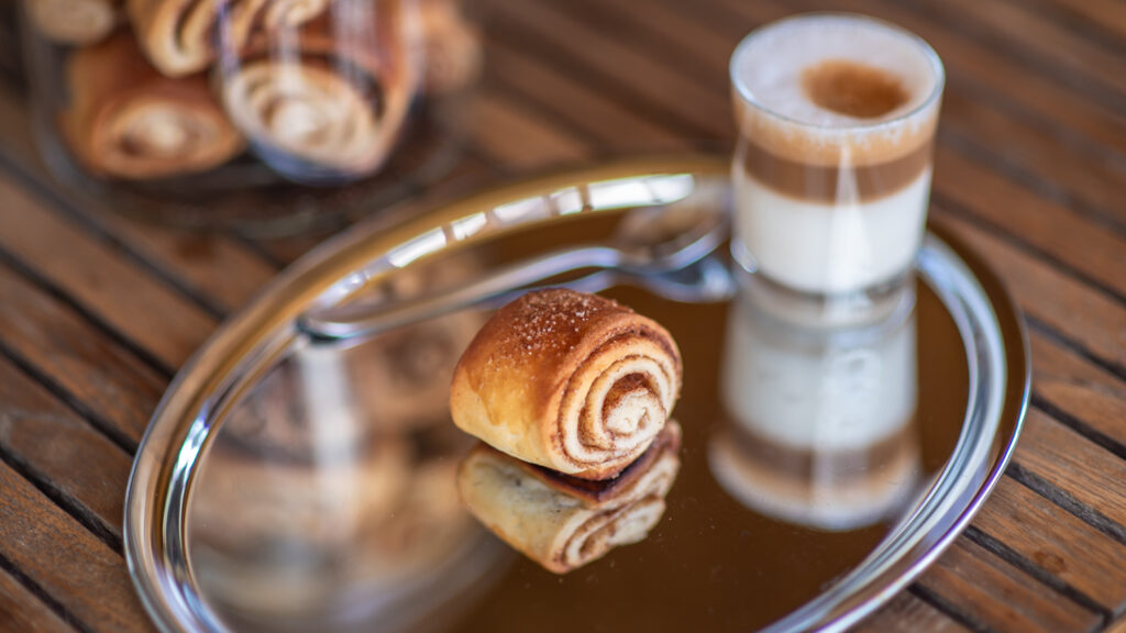 Einfache Zimtrollen aus Dinkelmehl mit wenig Hefe selbst backen.