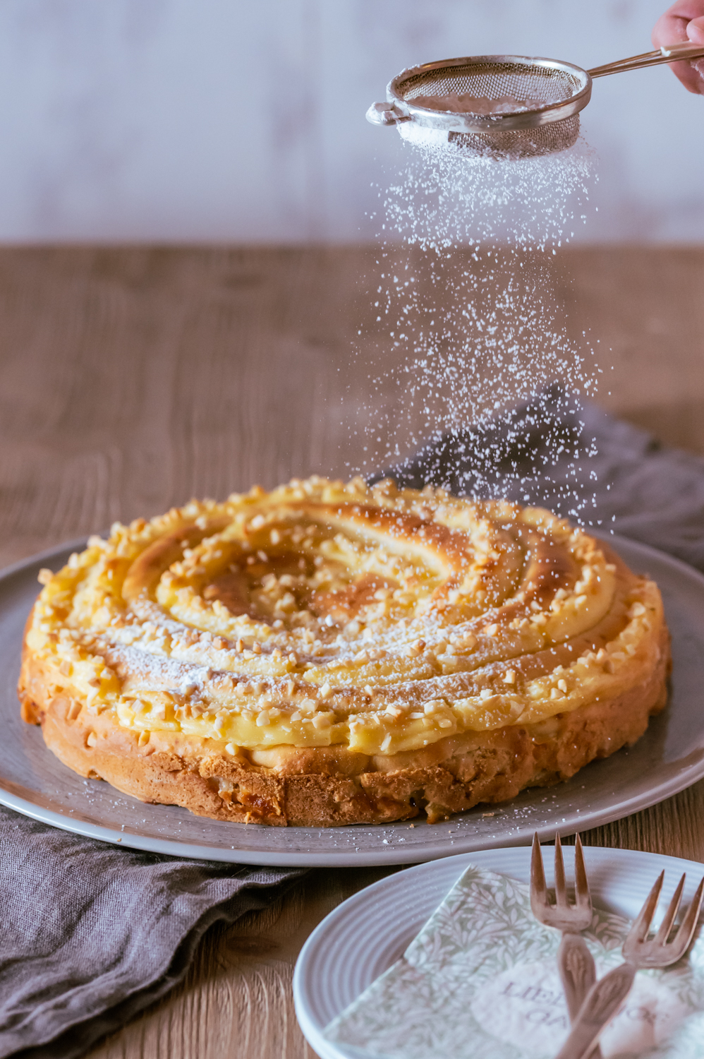 Rührteig Apfelkuchen mit Pudding bestäubt mit Puderzucker, einfaches Apfelkuchenrezept