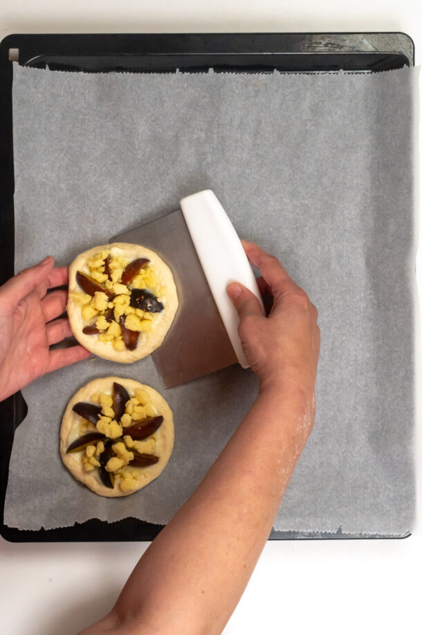 Streuseltaler mit Pflaumen aus Dinkelmehl | andersbacken.de