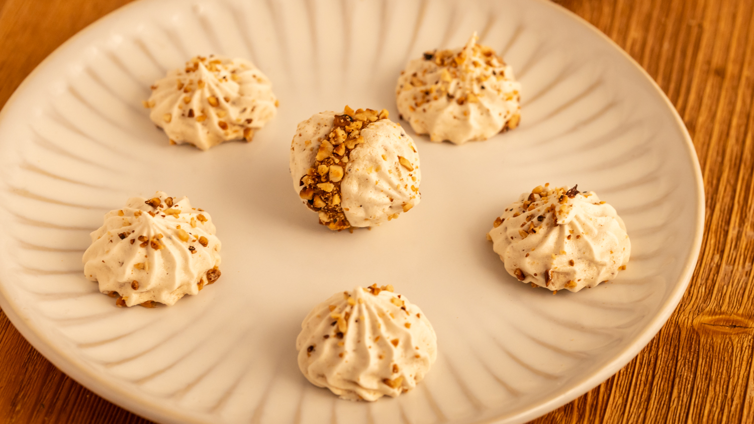 Glutenfreie Haselnuss-Meringue mit Karamell | andersbacken.de