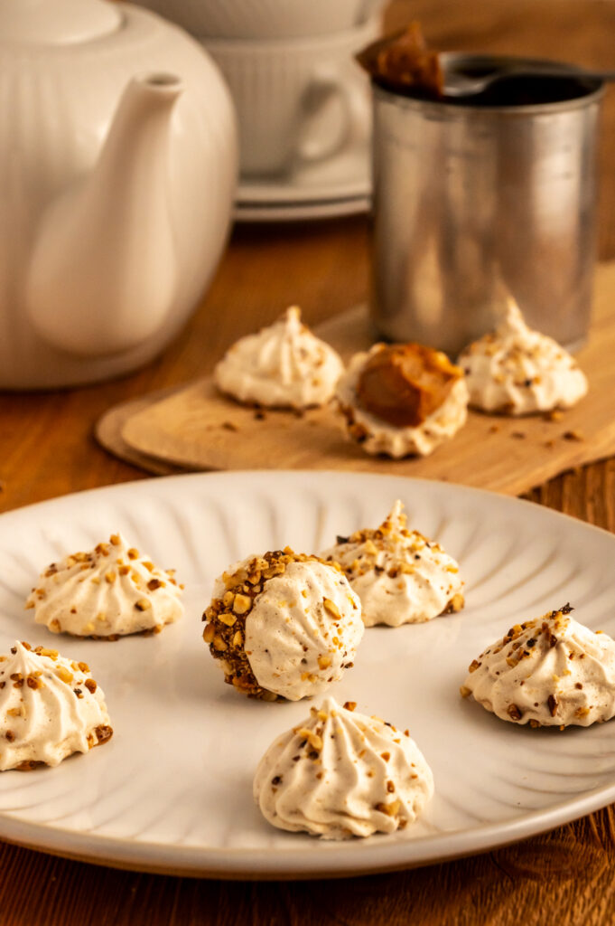 Glutenfreie Haselnuss-Meringue mit Karamell und Haselnuss-Splitter