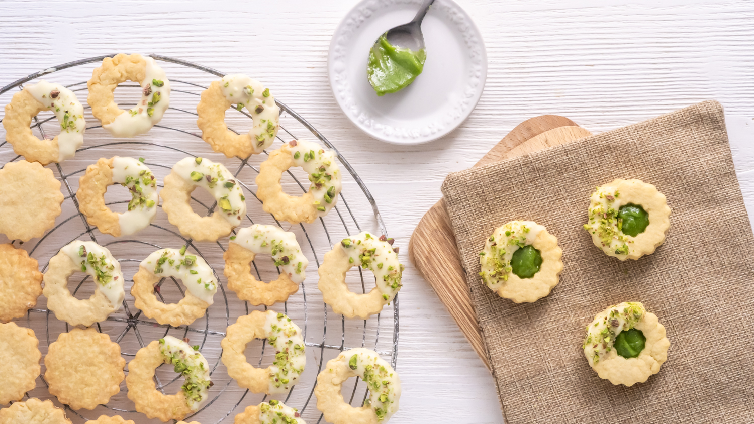 Diese Pistazienkekse traumhaft knusprig. Die Plätzchen werden mit Pistaziencreme gefüllt