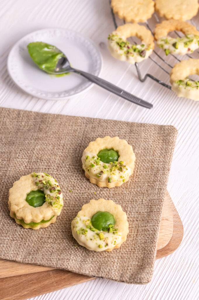 Dinkel-Plätzchen ohne mit Schokolade-Pistazien-Splitter und Pistaziencreme