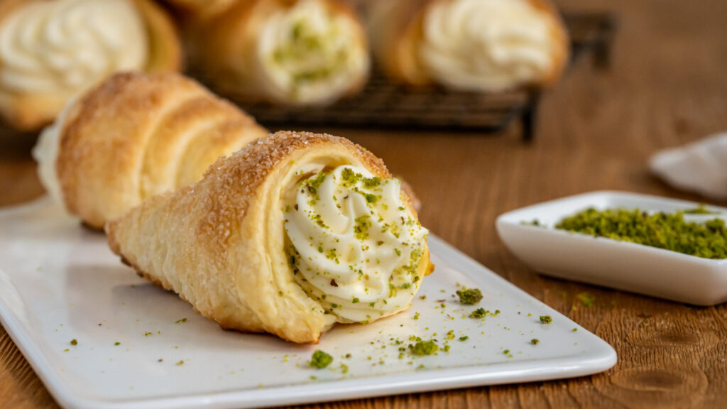 Dinkel-Blätterteig-Schillerlocken mit Vanillecreme und Pistazien Dessert