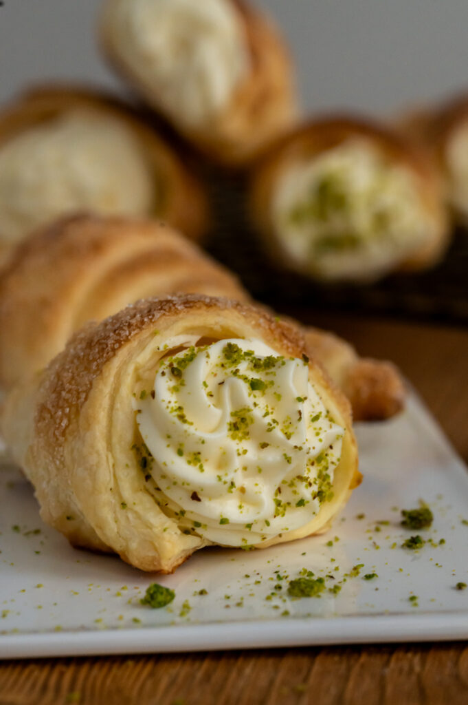 Dinkel-Blätterteig-Schillerlocken mit Vanillecreme und Pistazien