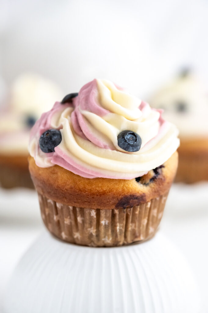 Zweifarbisges Frischkäse-Frosting mit Heidelbeeren Rezept