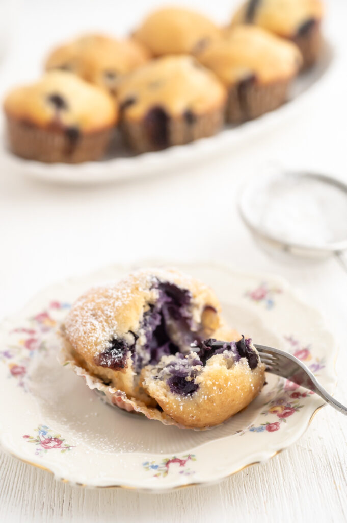 Fruchtig leichte Heidelbeer-Muffins mit Dinkelmehl einfach selber backen.