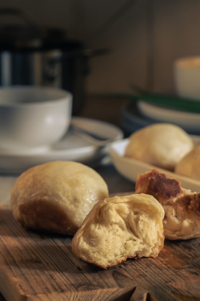 Weizenfreie Pfälzer Dampfnudeln mit Dinkelmehl gebacken. Entdecke mein Rezept.