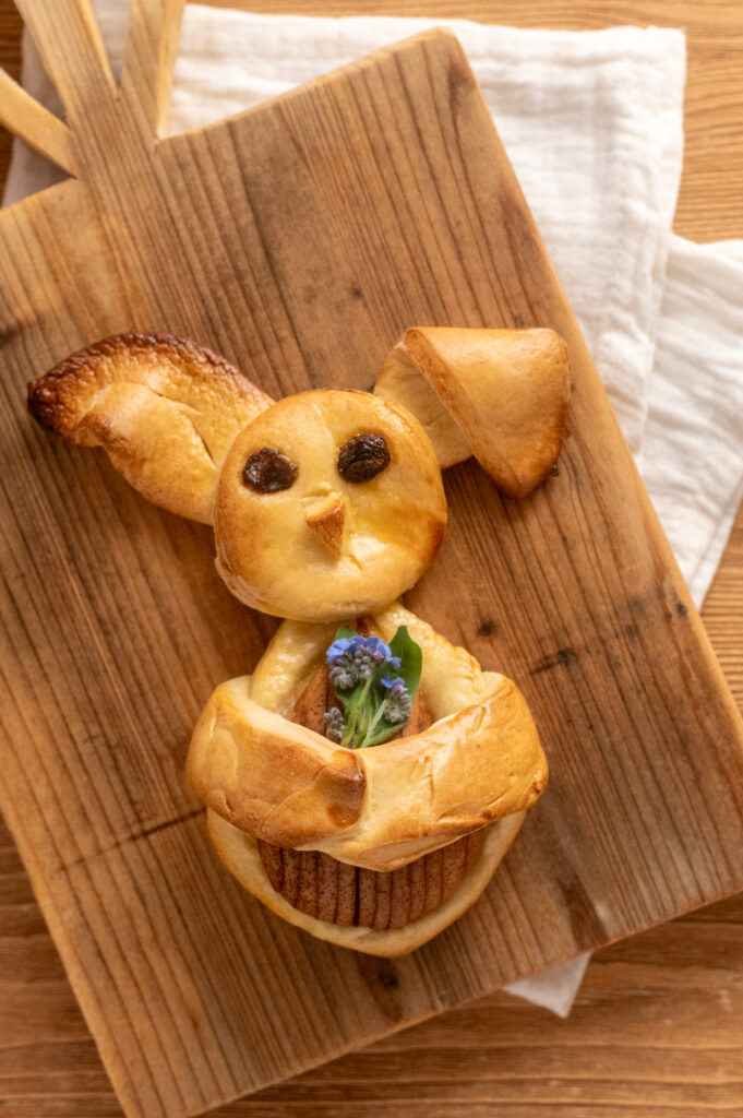 Lustige Figuren mit Obst aus Hefeteig backen