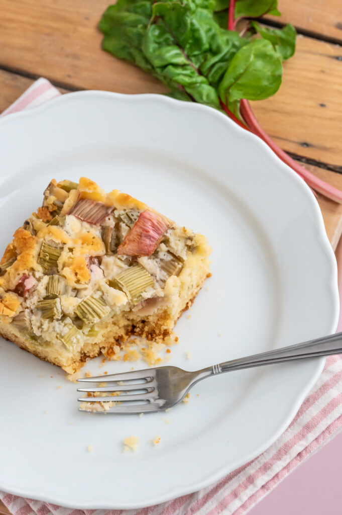 Rhabarber-Blechkuchen mit weißer Schokolade schmeckt wie ein Blondie mit Rhabarber