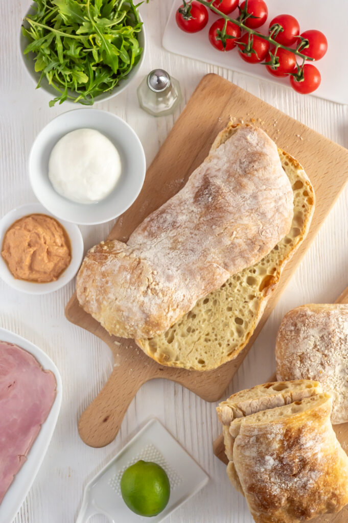 Einfaches Dinkel-Ciabatta Rezept ohne kneten und mit langer Teigführung. 