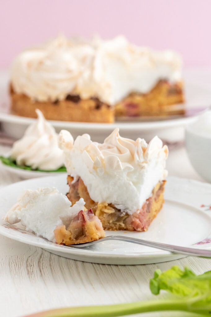 Extra viel Baiser auf Rhabarber Kuchen. Entdecke jetzt mein Rezept mit Dinkelmehl.