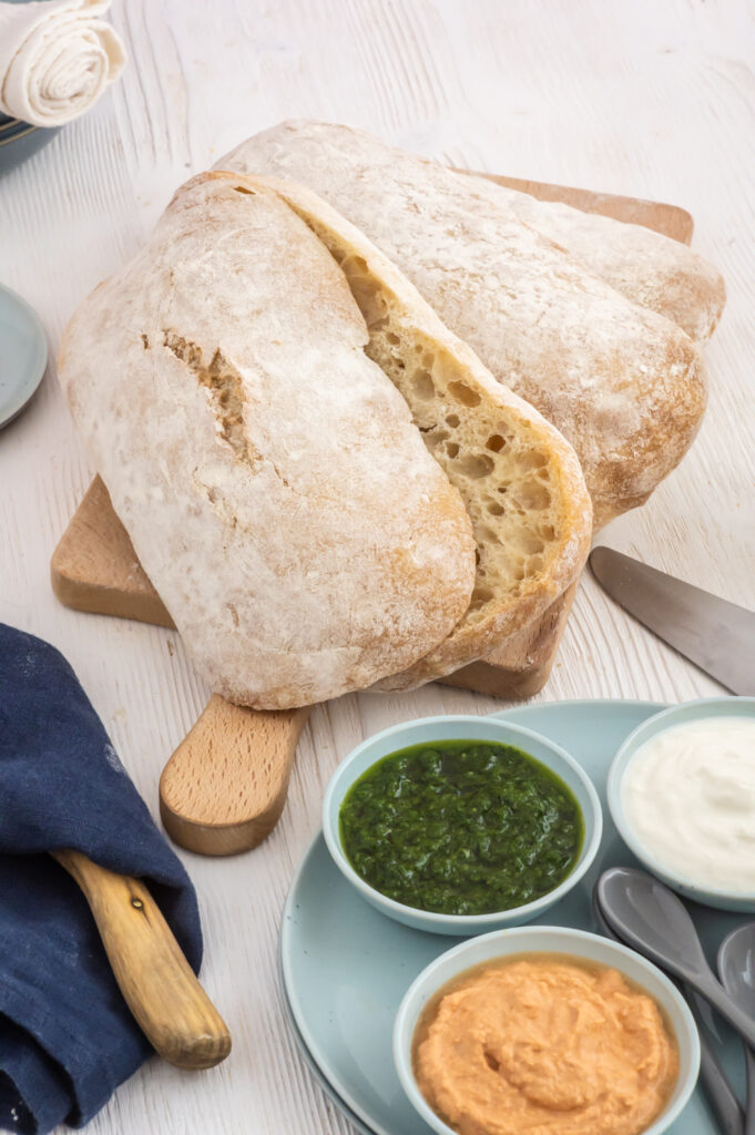 Schnelles Dinkel-Ciabatta Rezept mit kurzer Teigführung. Das habe ich für euch ausprobiert. Entdecke jetzt meinen Tipps zum Ciabatta aus Dinkelmehl selber backen.