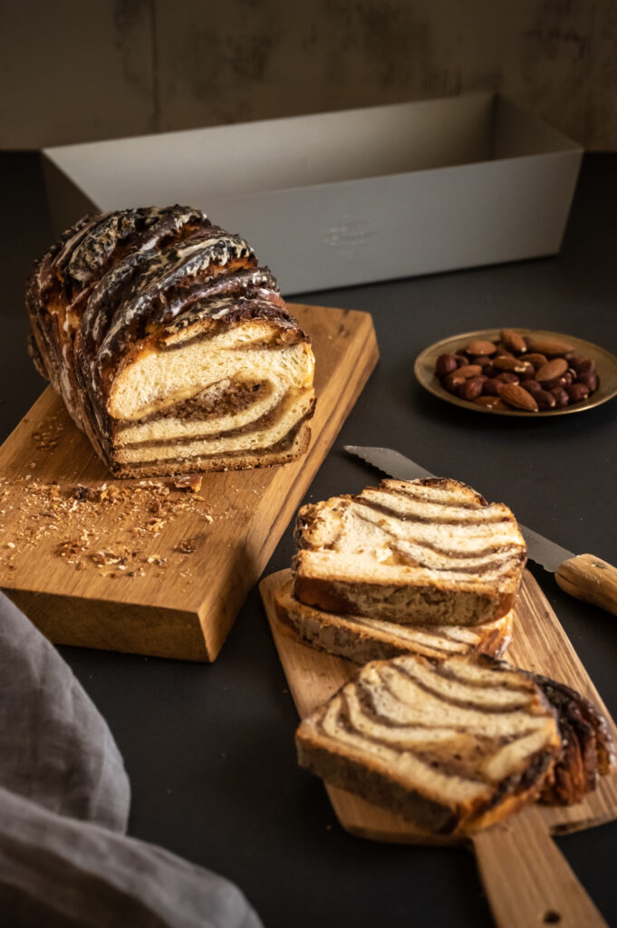 Ein fluffiger Dinkel-Hefezopf, der mit einer köstlichen Nussfüllung überrascht. Entdecke jetzt mein Rezept.
