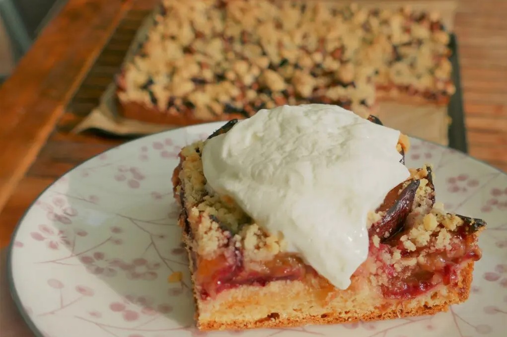 Blechkuchen mit Zwetschgenkuchen, Streuseln und Sahne
