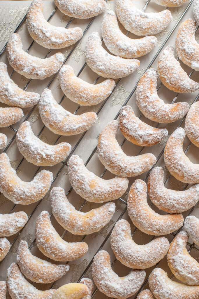 In diesem Beitrag zeige ich, wie leicht man Vanillekipferl mit Dinkelmehl oder sogar glutenfrei macht.