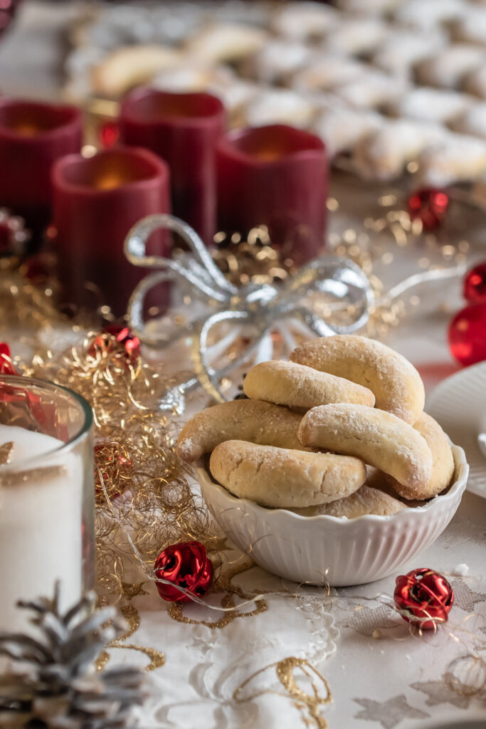 Vanillekipferl sind Teil des Teegebäcks und schmecken uns deshalb nicht nur zur Weihnachtszeit. Entdecke jetzt mein Rezept mit Dinkelmehl.
