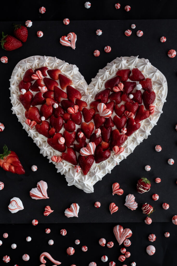 Es gibt immer einen guten Grund, ein Herz zu verschenken – und glutenfrei gelingt das mit einer Pavlova! Ich zeige, wie einfach man sie in Herzform zaubert.