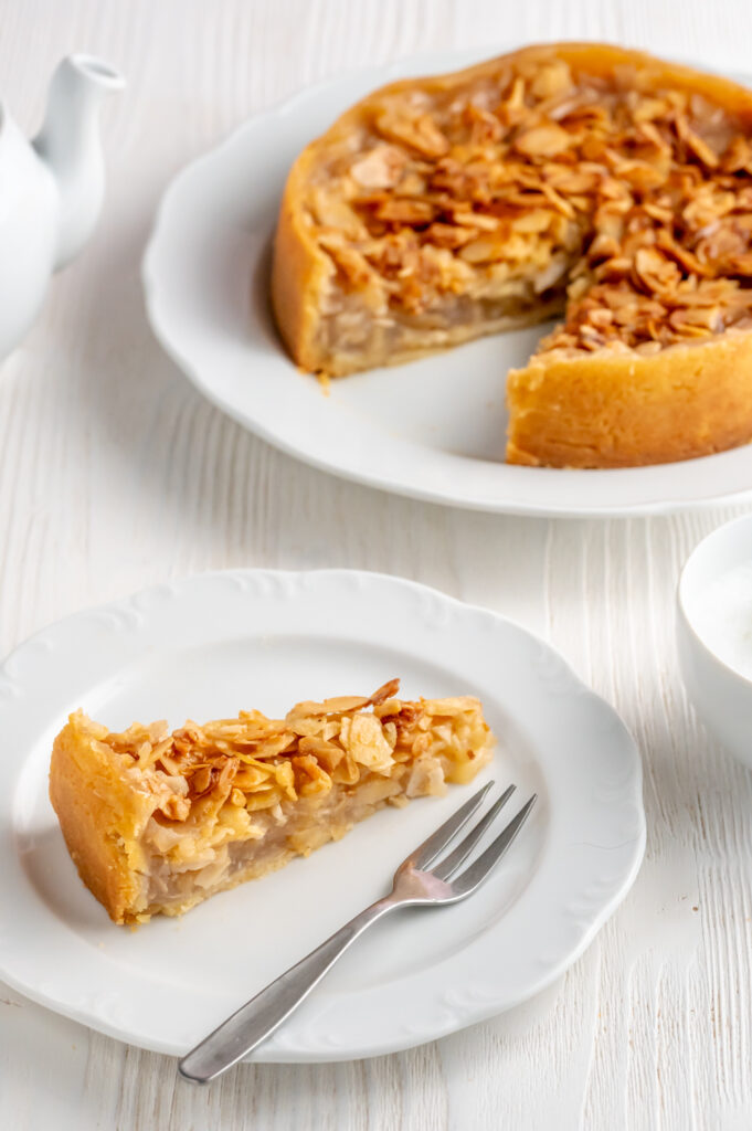 Glutenfreier Apfelkuchen mit Mandeln. Für alle die, die süße Mandelschicht eines Bienenstich lieben. Leicht umhüllt von einem dünnen Teig, gefüllt mit Äpfeln.