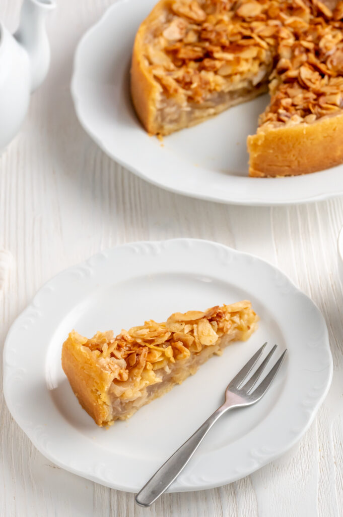 Glutenfreier Apfelkuchen mit Mandeln. Mit einer süßen Mandelschicht wie beim Bienenstich. Leicht umhüllt von einem dünnen glutenfreien Teig, gefüllt mit Äpfeln.