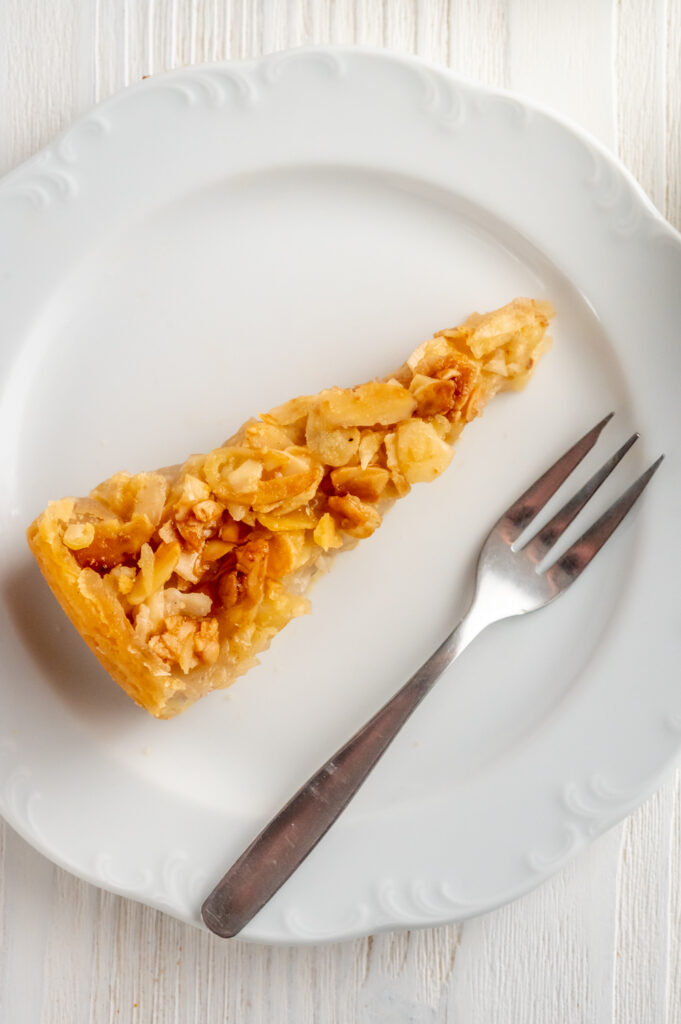 Glutenfreier Apfelkuchen mit Mandeln. Mit einer süßen Mandelschicht wie beim Bienenstich. 