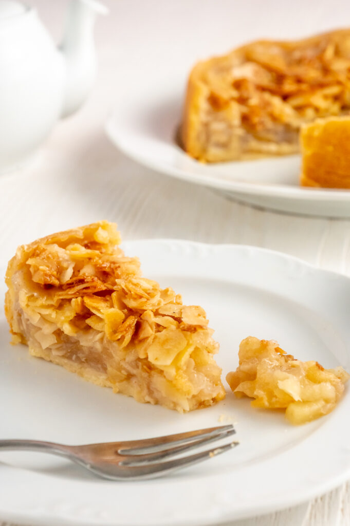 Glutenfreier Apfelkuchen mit Mandeln. Mit einer süßen Mandelschicht wie beim Bienenstich.  Entdecke jetzt mein Rezept auf Andersbacken.de