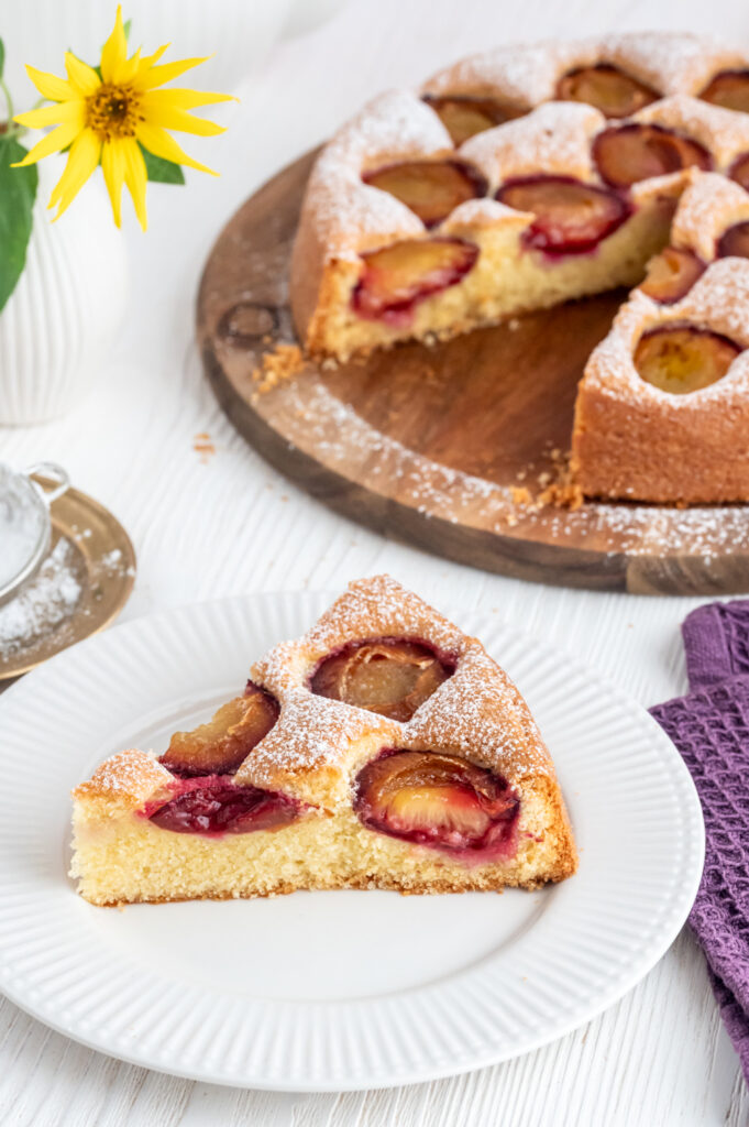 Ein versunkener Zwetschgenkuchen, wie von meiner Oma, den backe ich inzwischen am liebsten mit Dinkelmehl. 
