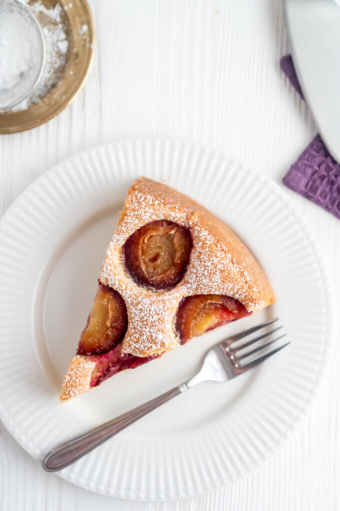 Ein versunkener Zwetschgenkuchen, wie von Oma, mit Dinkelmehl gebacken und kein bisschen trocken.