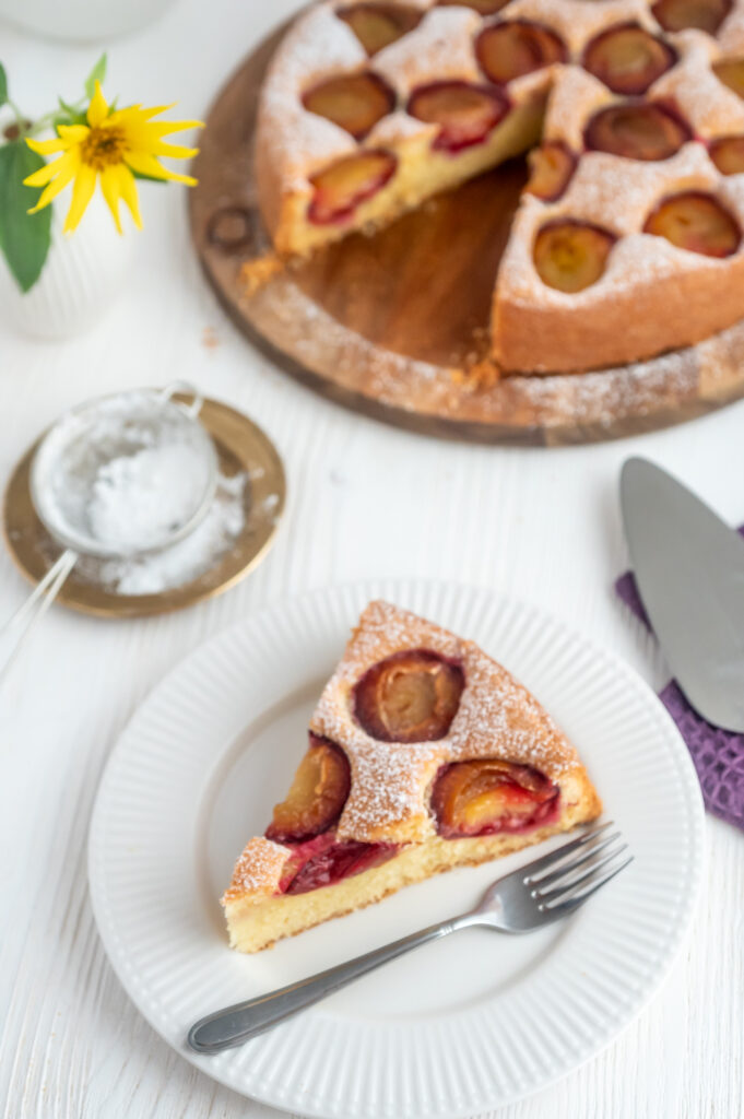 Ein versunkener Zwetschgenkuchen, wie von Oma mit Dinkelmehl gebacken- Entdecke mein Rezept auf Andersbacken.de