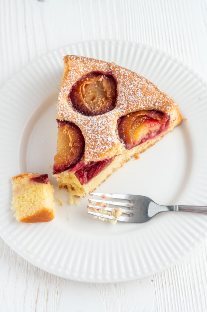 Lockerer und luftiger versunkener Zwetschgenkuchen mit Rührteig aus Dinkelmehl. 